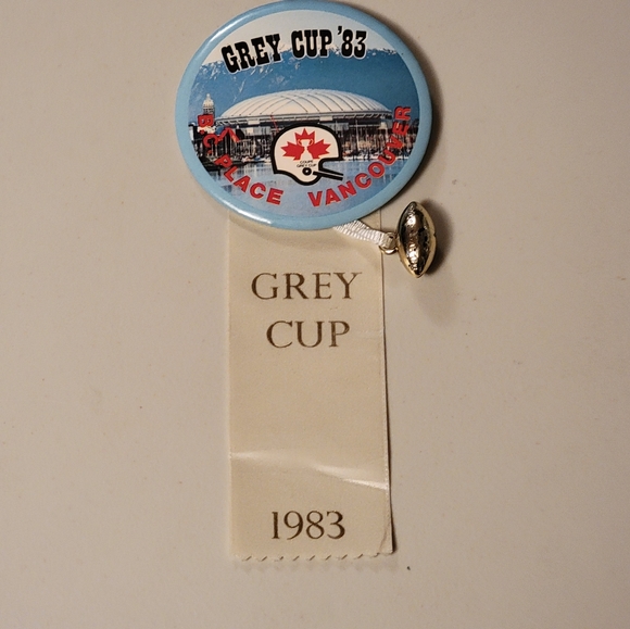 CFL Three 1983 Grey Cup Buttons - Picture 3 of 5